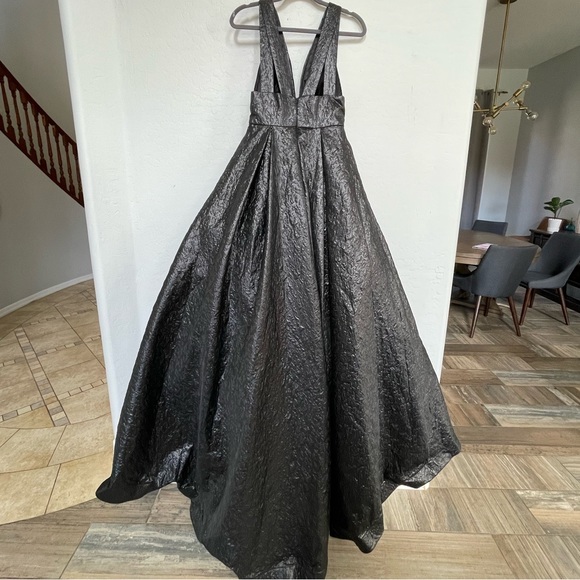 Mac Duggal BROCADE V NECK BALLGOWN size 6 - Picture 6 of 14